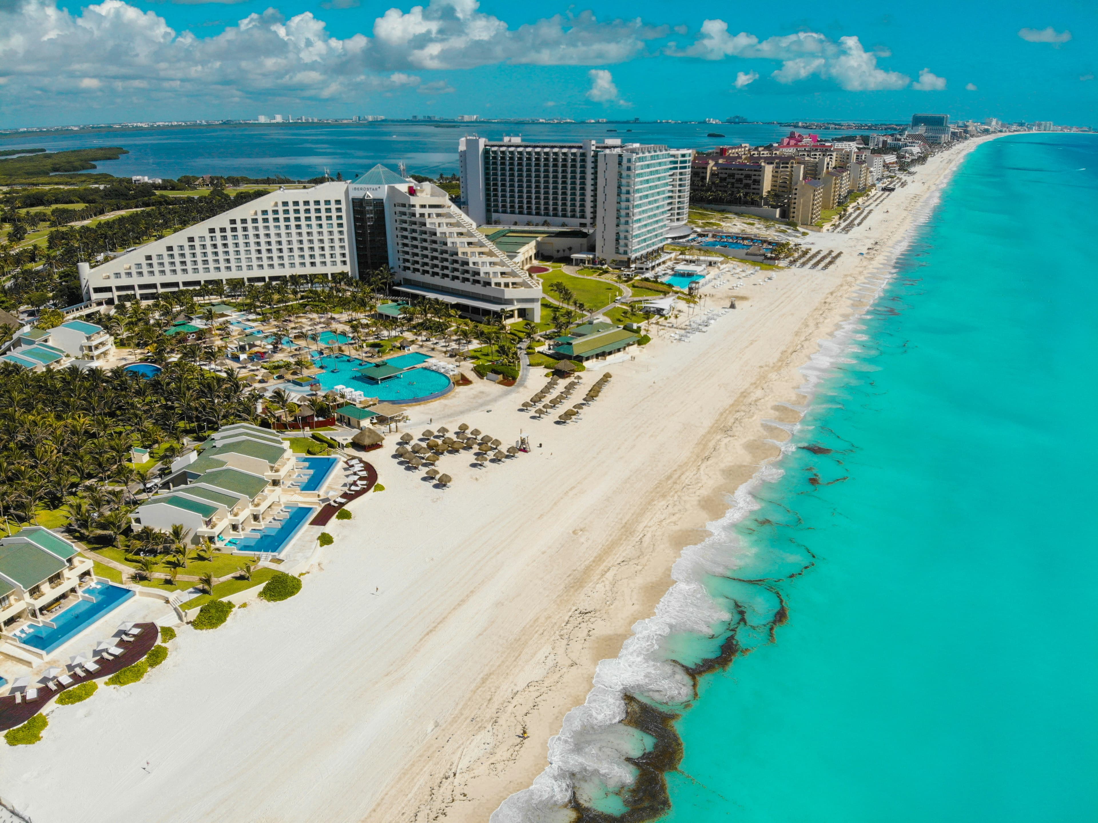 Playa de Cancún con agua turquesa y arena blanca