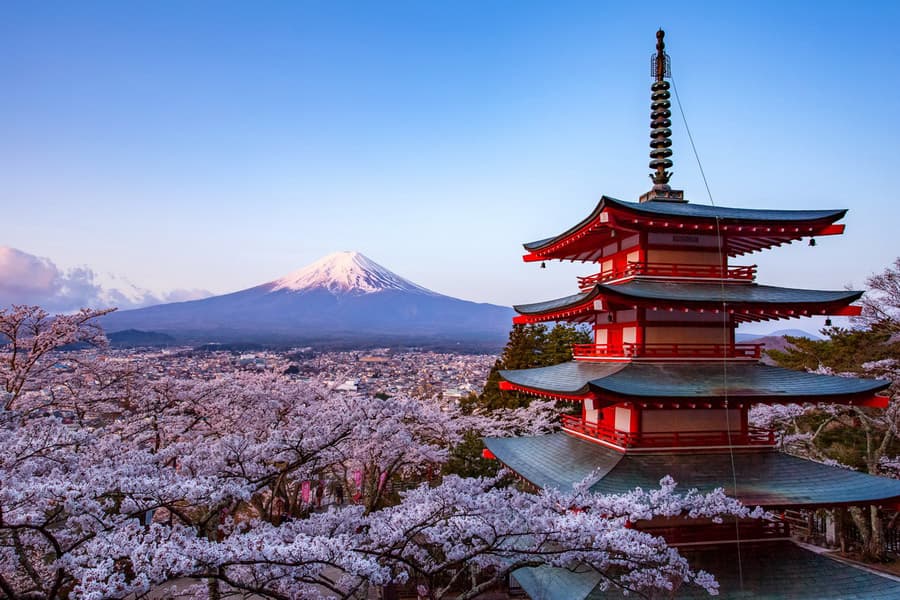 Templo japonés rodeado de naturaleza