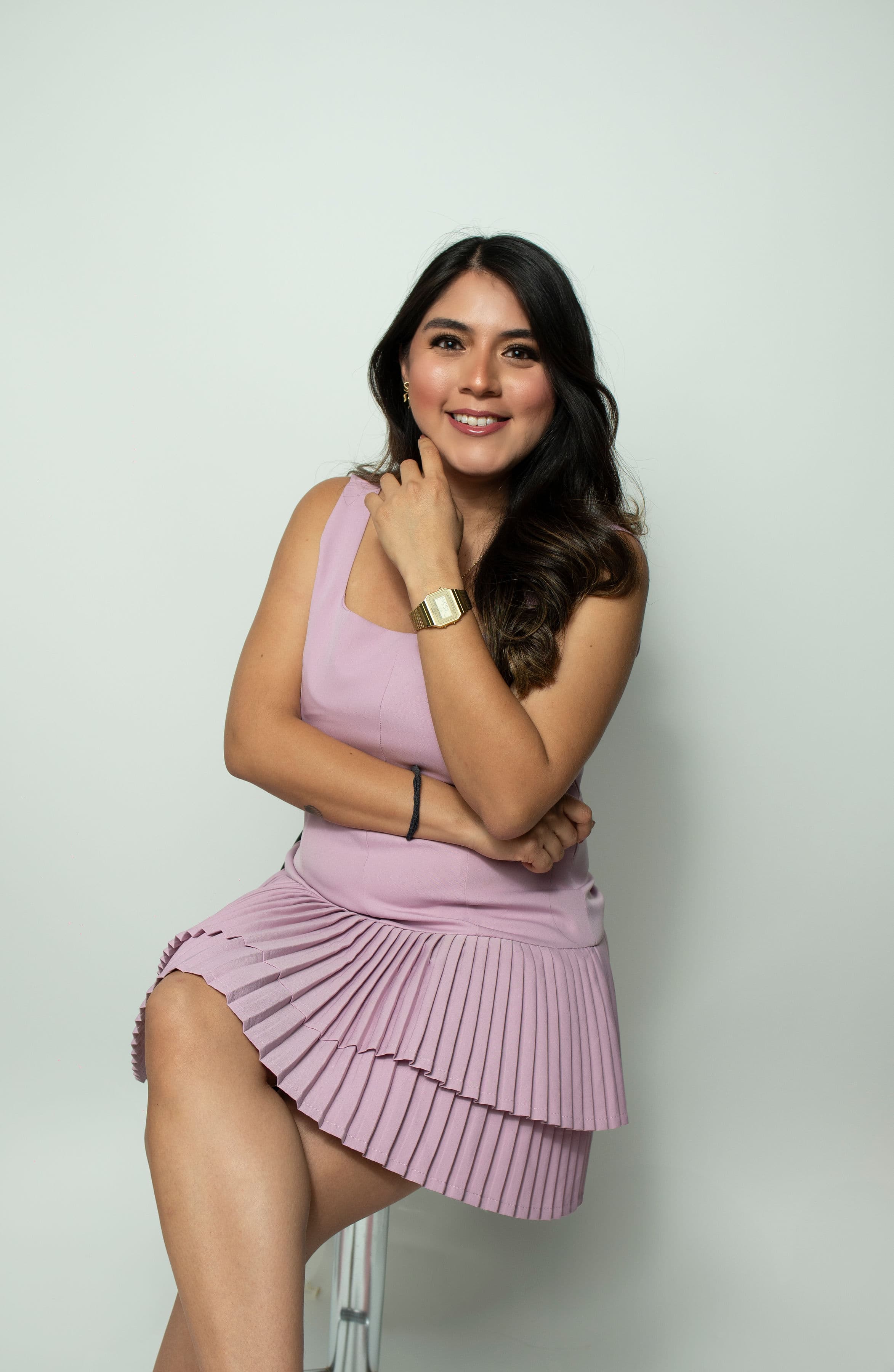 Sandra, agente de viajes, sonriendo en su escritorio
